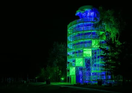 Illuminierter Höhlenblick bei Fundstelle in Outdoor Erlebniswelt für Erwachsene