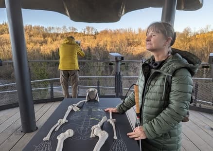 Blinde Frau ertastet Skelett auf barrierefreiem Erlenbisturm Höhlenblick