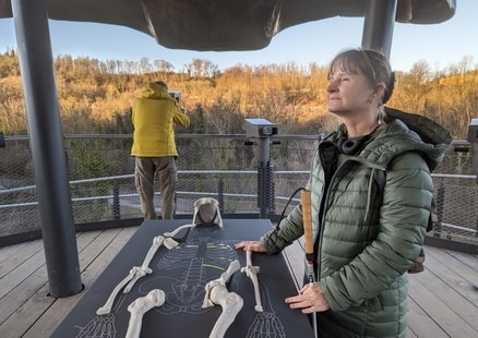 Blinde Frau ertastet Skelett auf barrierefreiem Erlenbisturm Höhlenblick