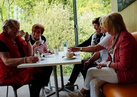 Erwachsenen Gruppe sitzt an Tisch im Museumscafe