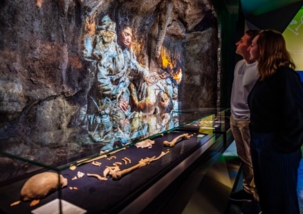 Fundhöhle mit Begräbnis_Knochen des Neanderthalers_Erwachsene