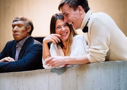 Erwachsene posieren neben Mr. 4 Prozent in Ausstellung