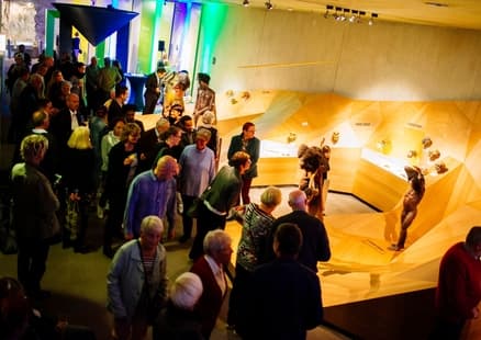 Zahlreiche Erwachsene bei Firmen und Teamevent versammelt um Stammbusch