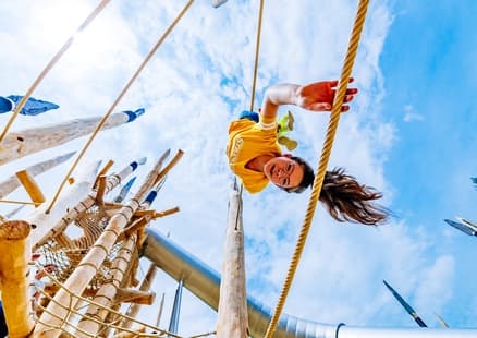 Kind spielt auf Steinzeitspielplatz in Familien Outdoor Erlebniswelt