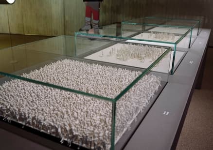 Glasvitrinen mit tausenden weißen Miniaturfiguren zeigen anschaulich das Bevölkerungswachstum der Menschheit im Verlauf der Geschichte