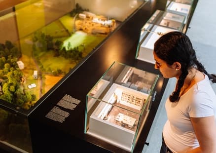 Erwachsener betrachtet Miniatur Labor bei Grabungsstation in Ausstellung