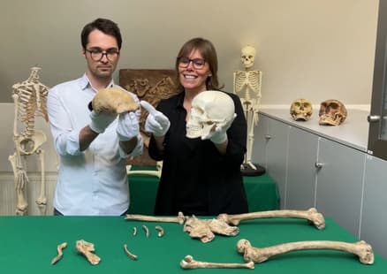 Wir Neanderthaler_Kurztour durch die Menscheitsgeschichte_Zwei Forscher begutachten Knochen des Neanderthalers