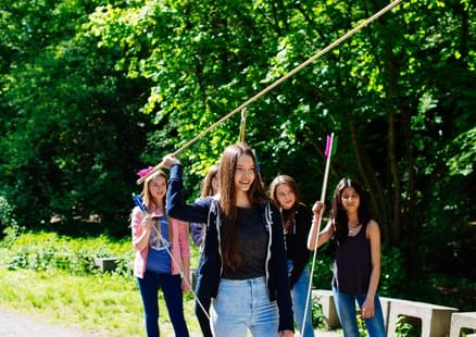 Schülerin beim Speerschleudern Workshop für Schulen und Ferienprogramm