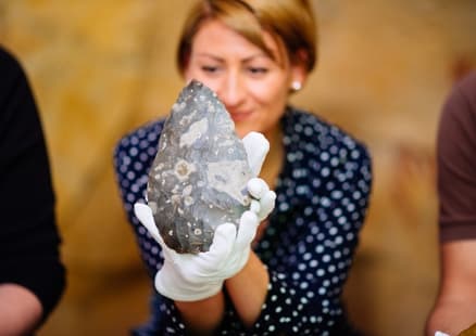 Beim Bestimmungstag wird ein Feuerstein Faustkeil im Höhlenraum präsentiert