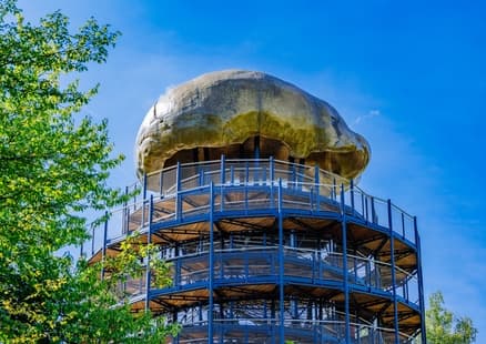 oberer Teil des, mit Schädeldecke überdachten, Erlebnisturms Höhlenblick