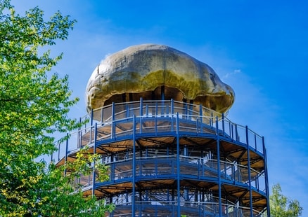 oberer Teil des, mit Schädeldecke überdachten, Erlebnisturms Höhlenblick