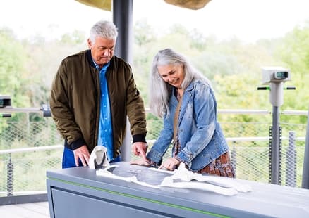 Erwachsene berühren Skelett auf Erlebnisturm Höhlenblick