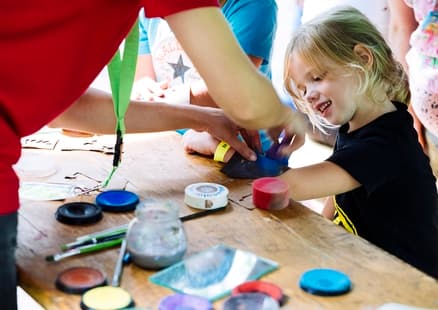 Museumsfest_Neanderthal Museum_Kinder beim Steinzeittattoo
