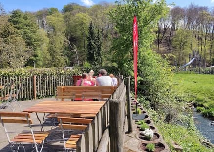 eine Gruppe sitzt im Biergarten des Neanderthal Kiosks an Düssel
