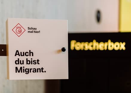 Hinweisschild Sonderausstellung Migration in Dauerausstellung