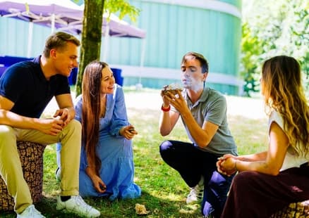 Erwachsene beim Feuermachen beim Back to the roots Workshop