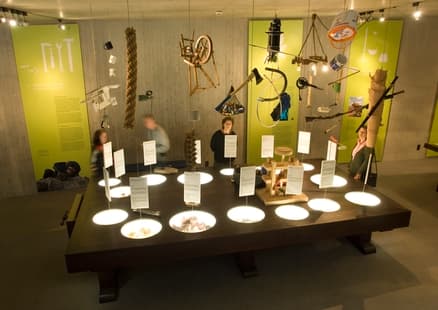 Werkbank mit Steinzeitwerkzeugen im Neanderthal Museum