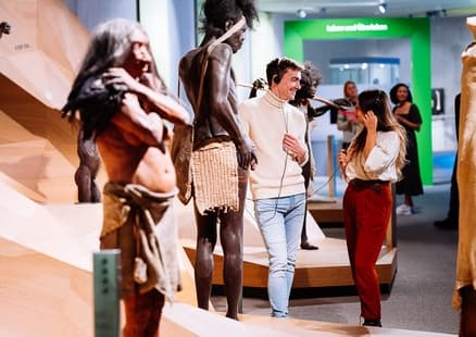 Erwachsene lauschen Audioguides am Stammbusch