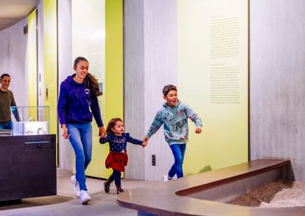 Familie Mitmachstation Ausgrabungsstation