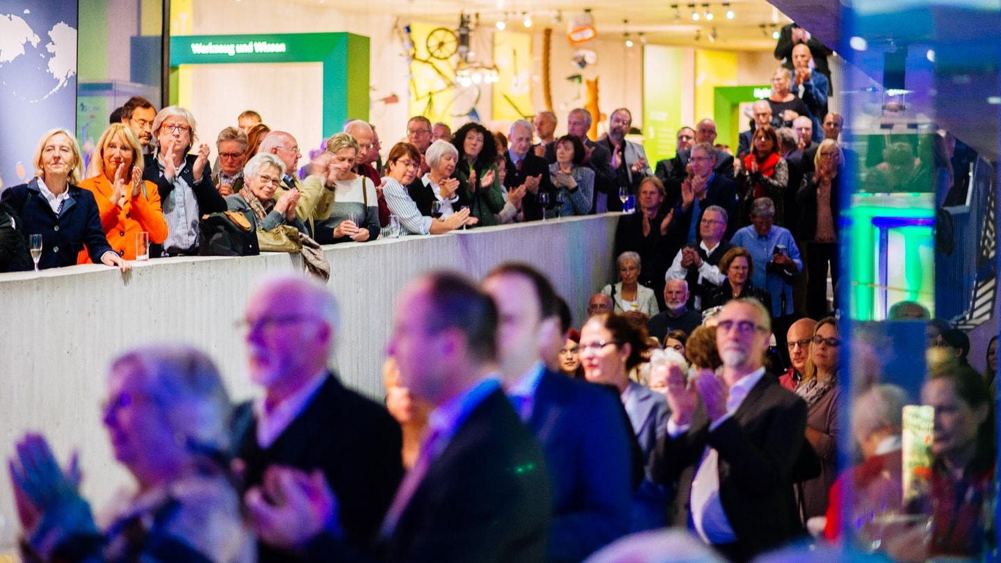 Zahlreiche Erwachsene in Ausstellung bei Firmen- und Teamevent