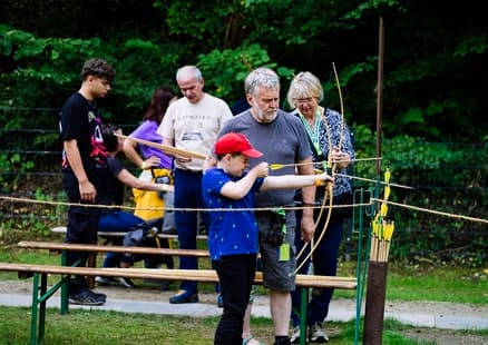 Museumsfest_Neanderthal Museum_Kinder beim Bogenschießen
