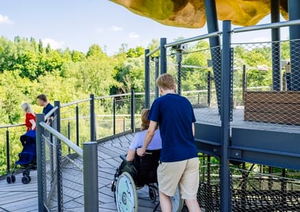 Erlebnisturm Höhlenblick mit Rollstuhl Barrierefrei befahrbar