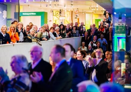 Zahlreiche Erwachsene in Ausstellung bei Firmen- und Teamevent