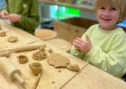 Kind beim Steinzeit-Atelier Ton